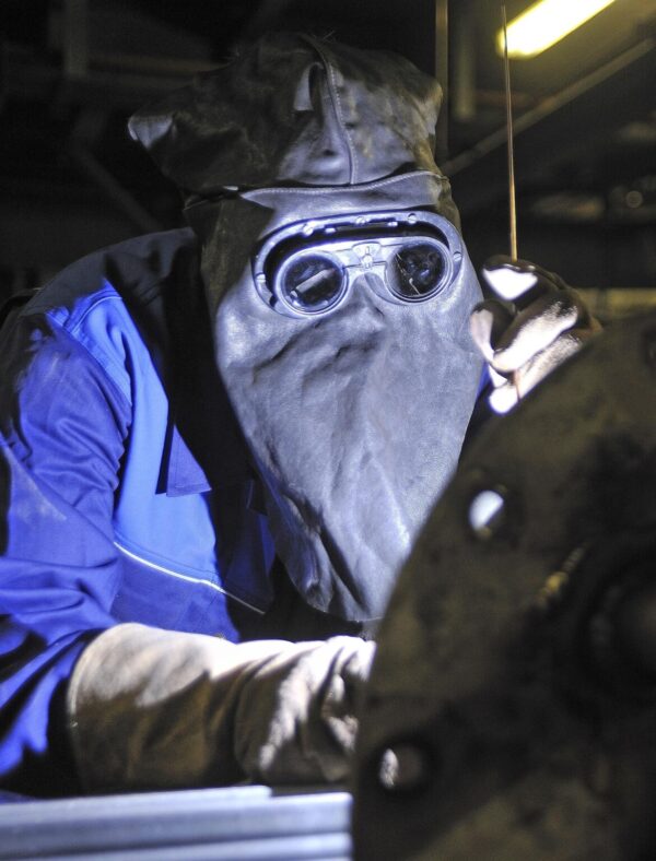 526663-welder-499918-1920-1170x1536-1 Metodyka prowadzenia instruktażu stanowiskowego